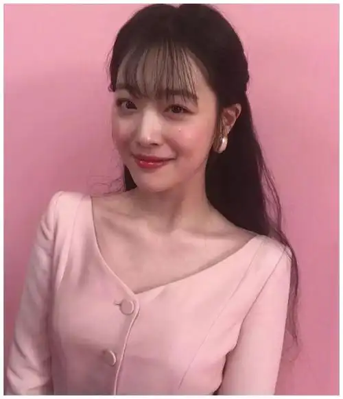 崔雪莉终于回归正常一身粉色套装搭齐刘海长发好水嫩啊