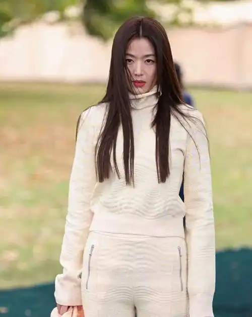 身高具有绝对优势的全智贤,简单的穿搭也很有气场!身材管理超级好!