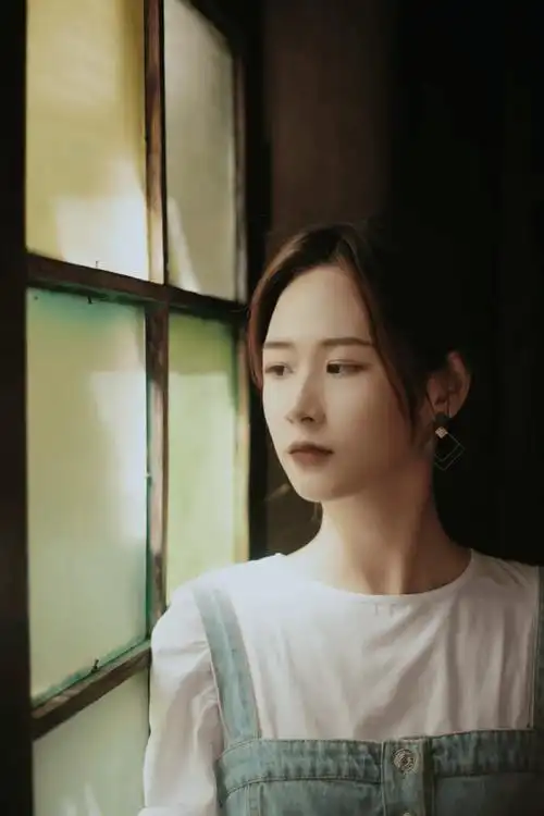 顾众人劝阻毅然踏上艰难追凶之路的故事讲述了男主连舟为寻求女友尹露