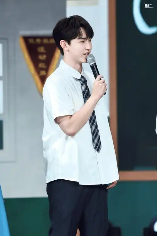 郭俊辰可以把校服焊身上吗