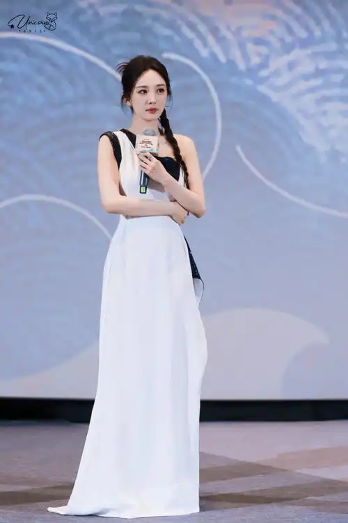 杨幂超话06#功夫熊猫4中国首映礼#    狐狸小真的月牙笑02