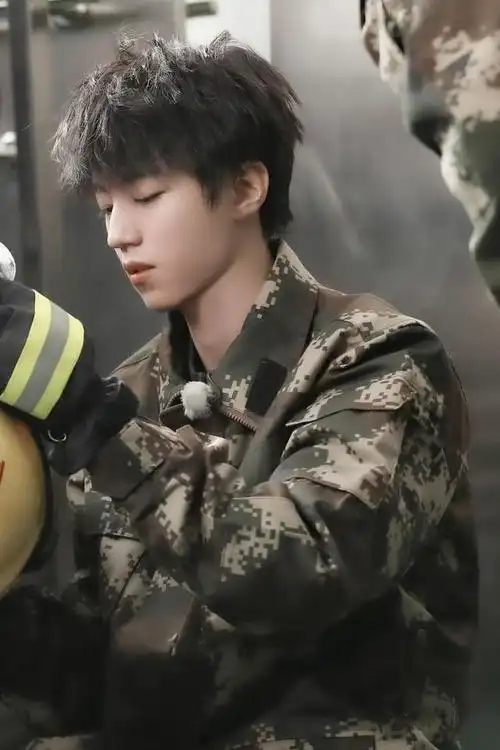「tfboys」「分享」200914 王俊凯的军装成长史,从凯喵到凯王