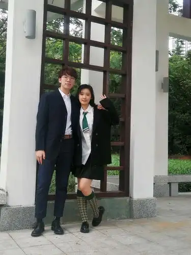 我家有女初长成,兄妹二人合照