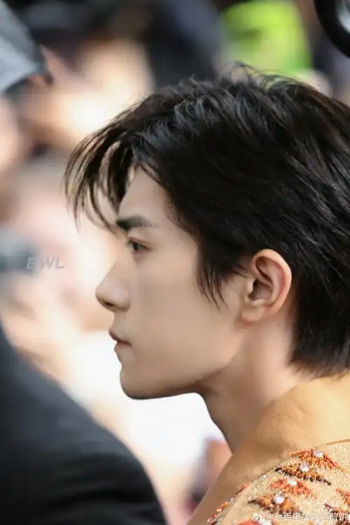 易烊千玺米兰时装周饭拍,好喜欢这几个侧脸镜头