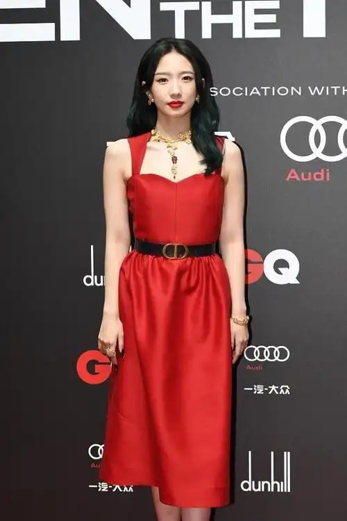 孟美岐不愧是女团出来的不仅唱跳俱佳穿衣也很有气质