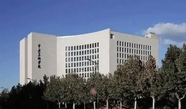 对于部分初中美术考生来说,中央美术学院附中和中国美院附中无疑是