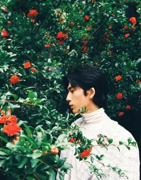 井柏然抽烟被拍,叼烟姿势文艺范儿十足,好评如潮