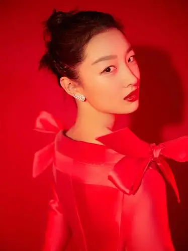 周冬雨成为全球最美面孔坦诚有30岁危机想参加乘风破浪的姐姐