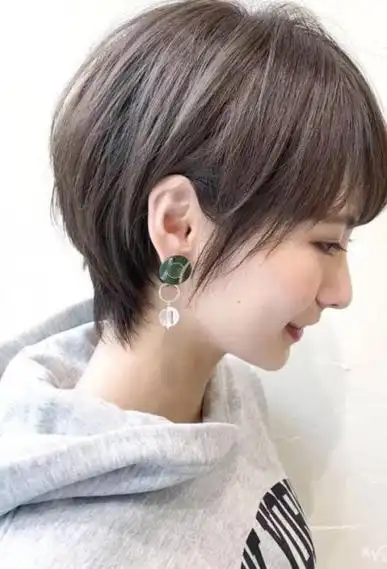 发型图片女孩子短头发梳偏分发型打造2022年女孩子剪齐耳短头发图片