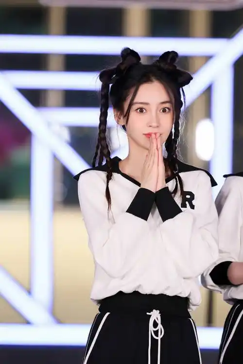 杨颖工作室在社交平台分享了一组杨颖的清爽少女感美照,照片中杨颖穿