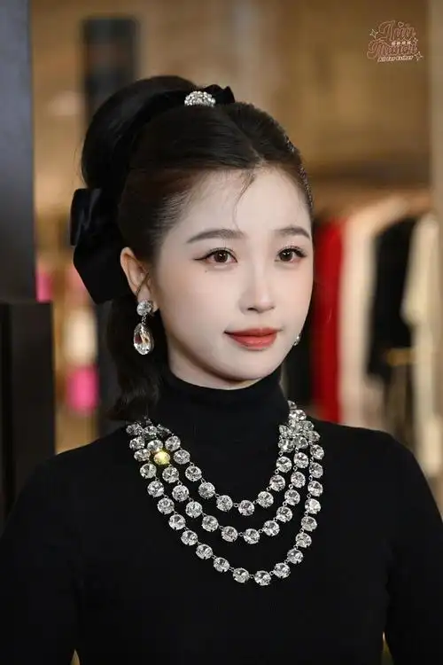 虞书欣上海活动造型亮闪闪,好a的高马尾,欣欣子爆改霸气老公姐__财经