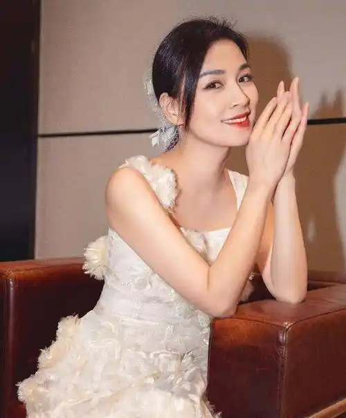 张庭陶虹穿"闺蜜装"同框,直角肩太迷人,年近50依旧充满少女感_连衣裙