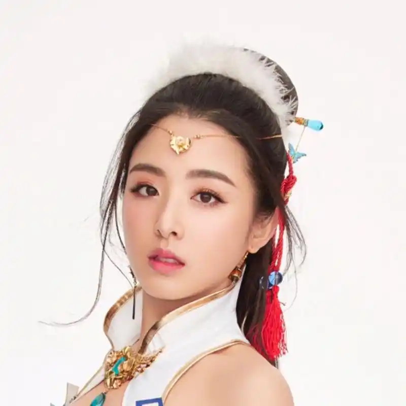 张含韵的拍照风格,第一张古装惊艳,最后一张很有女人味!