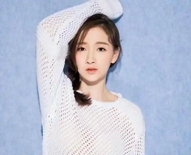 在朱亚文在外拍戏的日子里,潘禹彤总是独自一人过着日子,吃饭就孤零零