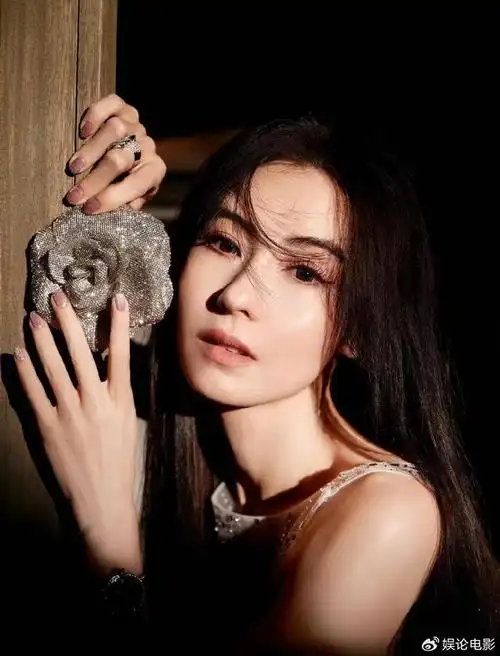 43岁张柏芝七年没拍戏喜欢孩子疑第怀四胎经纪人不回应