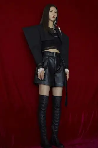 原创谭维维造型曝光穿廓形外套配长靴霸气侧漏巨型耳饰引领新潮流