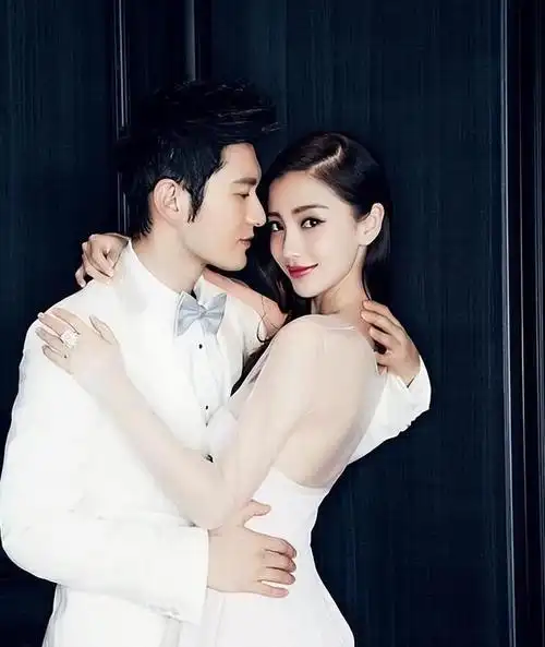 angelababy庆生晒全家福小海绵神似黄晓明花束背后爱意浓