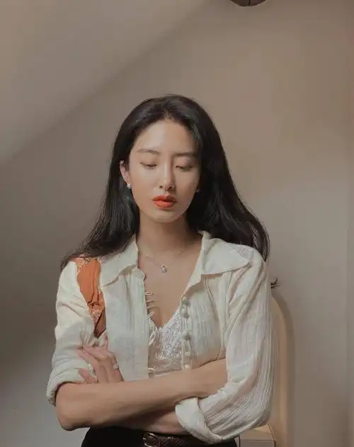 28岁杨采钰一袭红裙超惊艳这个dior香氛大使被称东方费雯丽