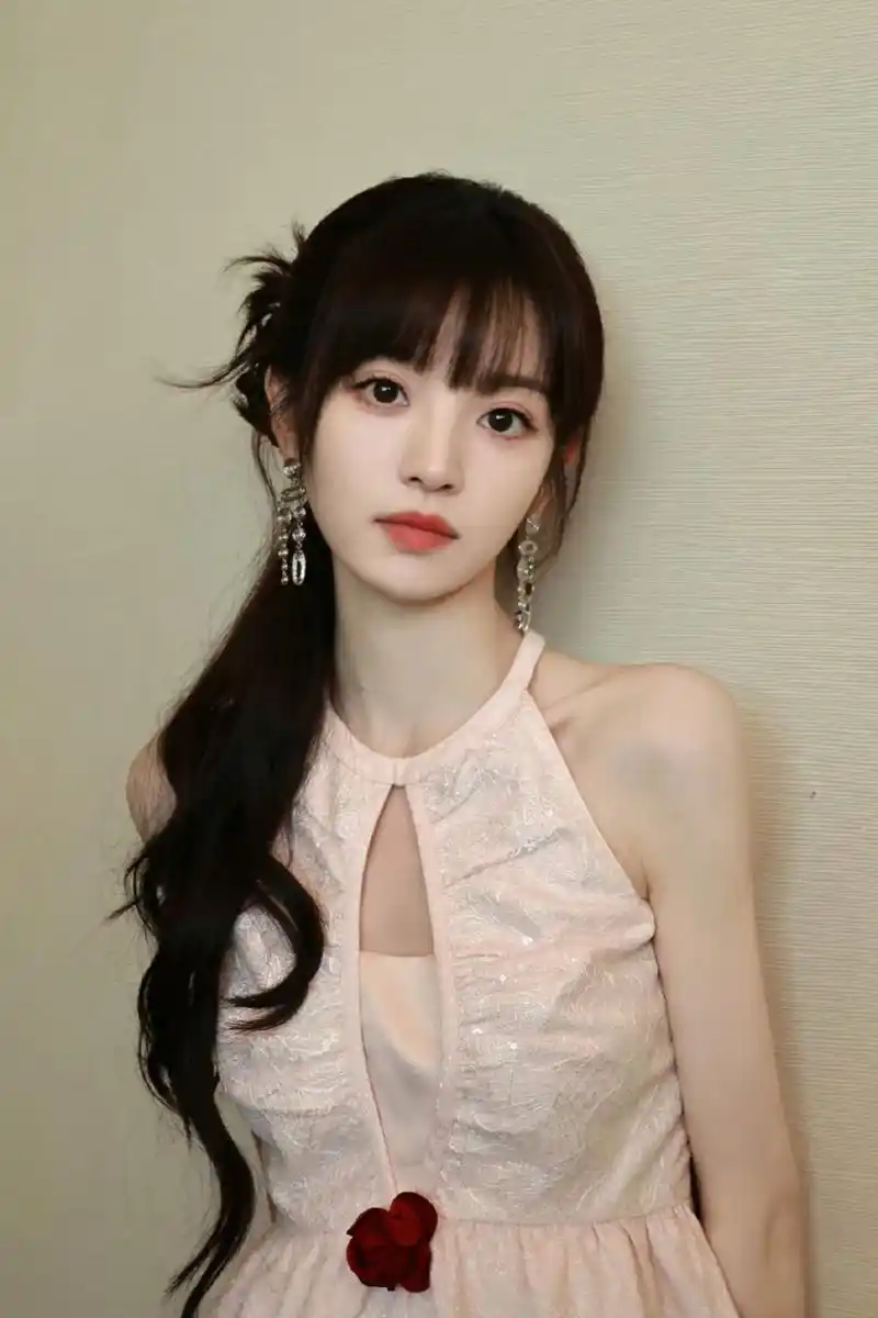 甜美可人的容颜,娇嗔欲滴,纤瘦高挑的身材,婀娜多姿,白皙水嫩的大长腿