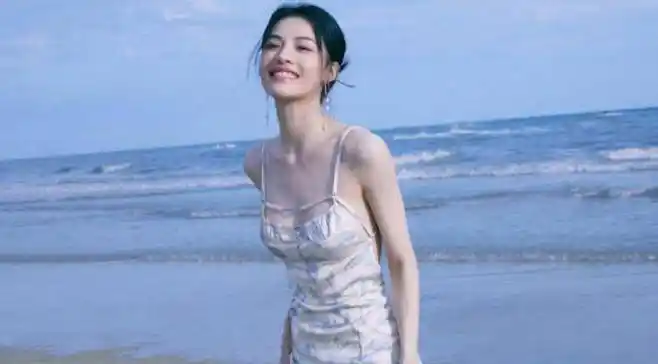 钟楚曦瘦成纸人,小腿更瘦的凹陷骨突出,粉丝却一个接一个地称赞_深圳