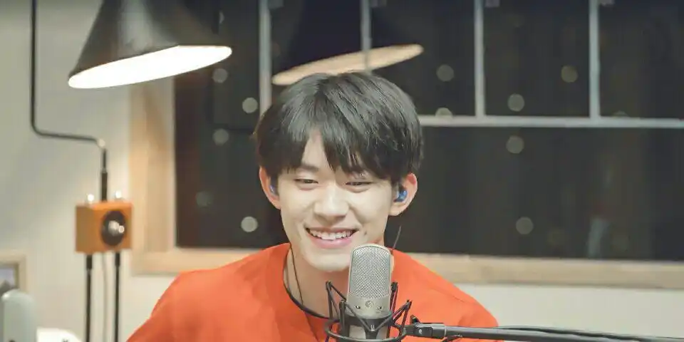 易烊千玺笑容小合集,是笑起来会有小梨涡的阳光少年|易烊千玺_新浪新