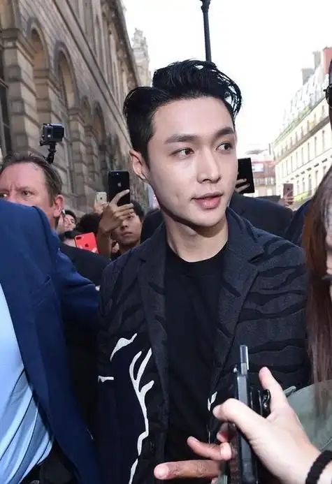 张艺兴生图引发热议:真实与完美的碰撞