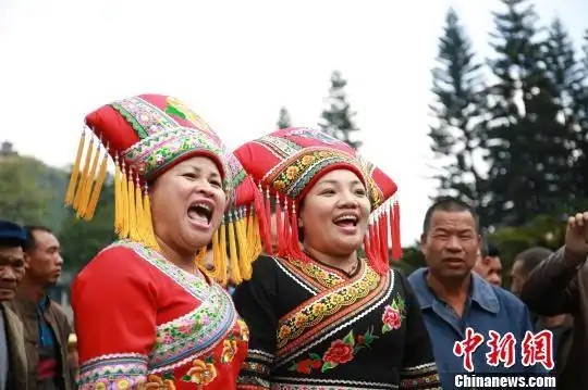 2日,数名穿着壮族服饰的山歌手,在位于广西柳州市中心的歌圩对唱山歌