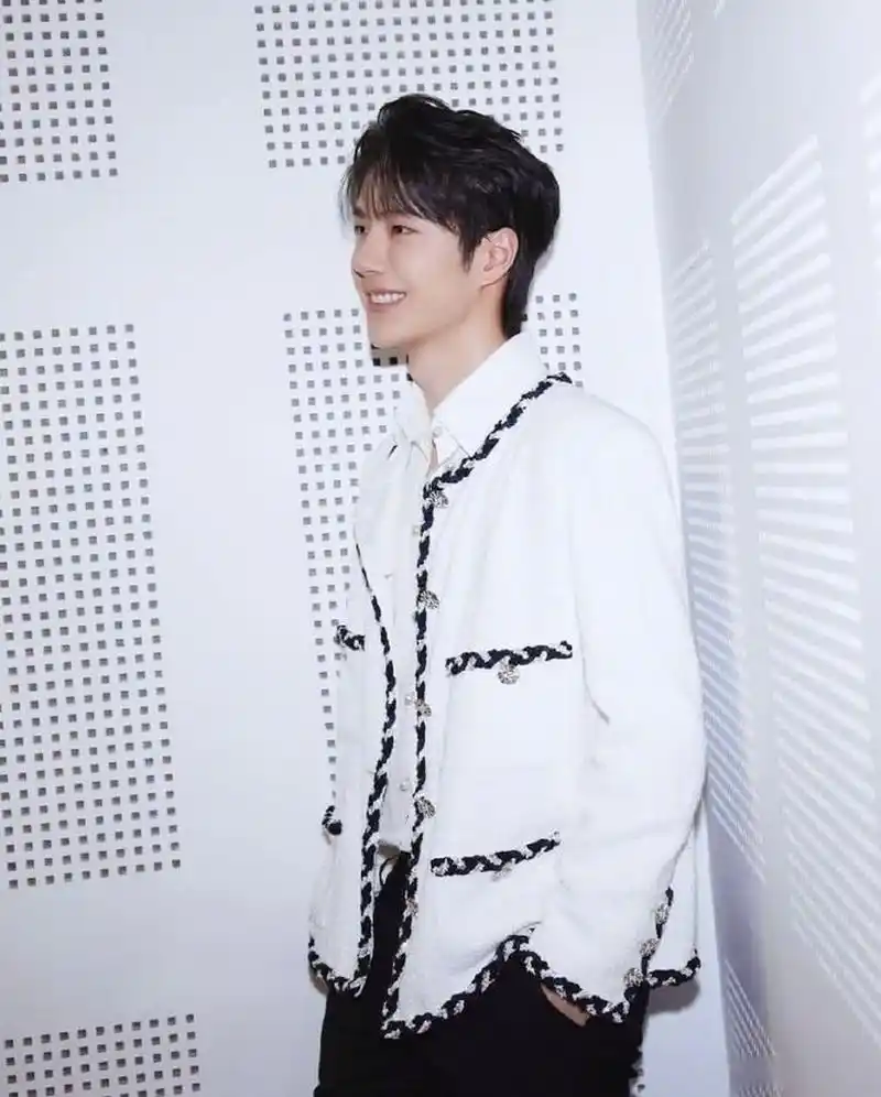白色外套展现独特的雅贵气质与街头酷盖风,是小王子本王了~#王一博ins