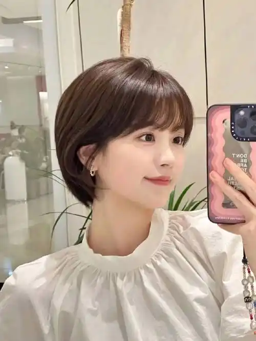 知性时尚真耐看——露耳波波头,短发新风尚