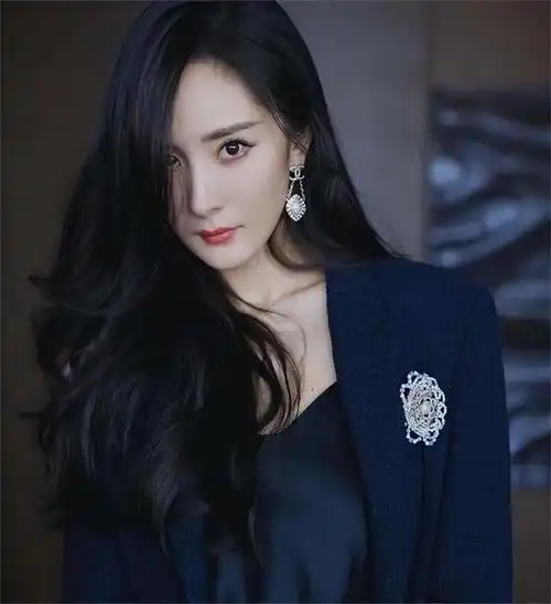 17岁杨幂被四十几岁成龙搂在怀里举止亲密整没整容一目了然