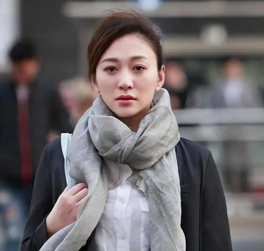 "人间尤物"李小冉从小美到大,47岁,依然保持着少女般的容颜,事业顺利