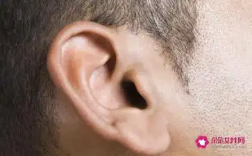 有福右耳朵发热的预兆右耳朵发烫迷信说法男人右耳朵热吉凶预兆很多