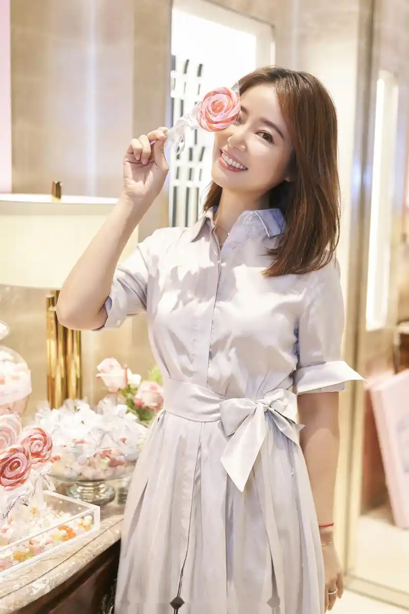 昨日,心如姐姐林心如受邀参加了rogervivier_罗杰维维亚的品牌活动,身