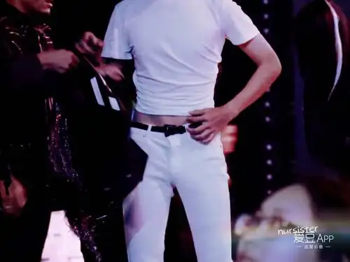[tfboys][分享]170113 王俊凯好身材露小肚肚!穿衣显瘦 脱衣有肉