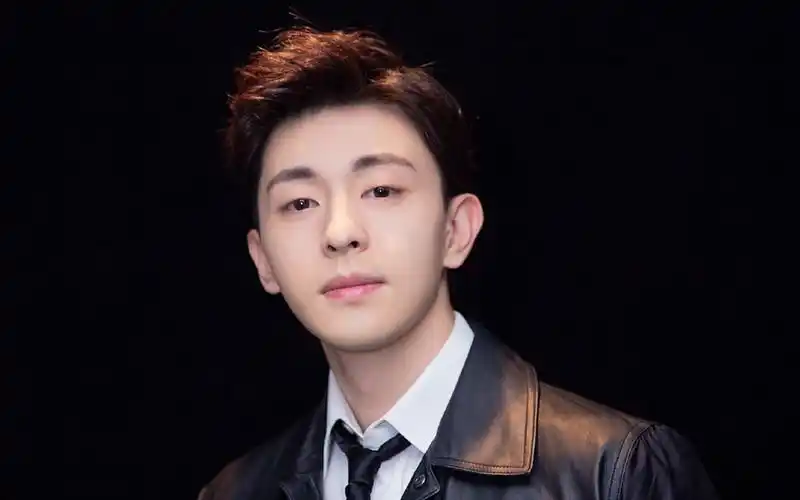 邓伦帅气迷人写真图片桌面壁纸