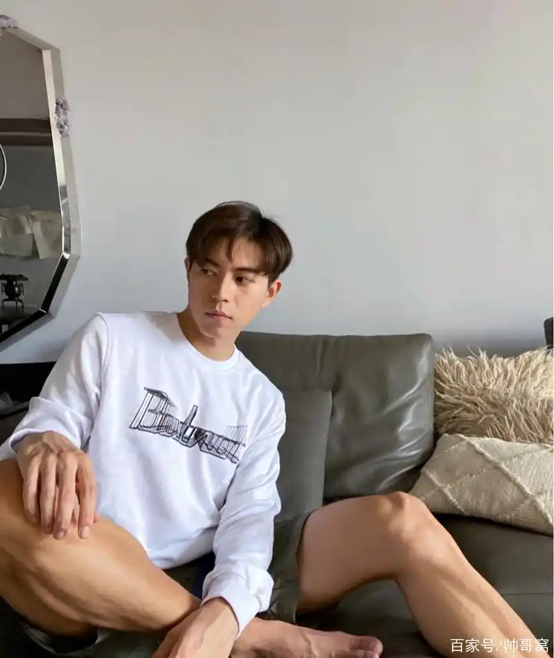 组图:皮肤黝黑,健壮硬朗的型男,在家撩猫,在外健身的英俊小哥