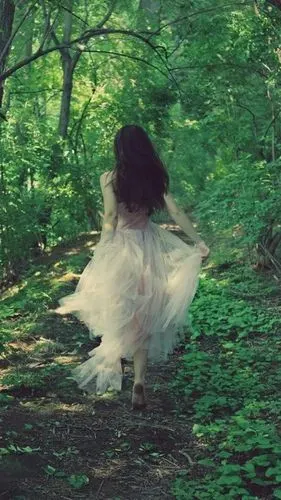 感受到孤独的女生背影大图:别让时间 陌生了彼此_唯美意境图片_窝窝qq