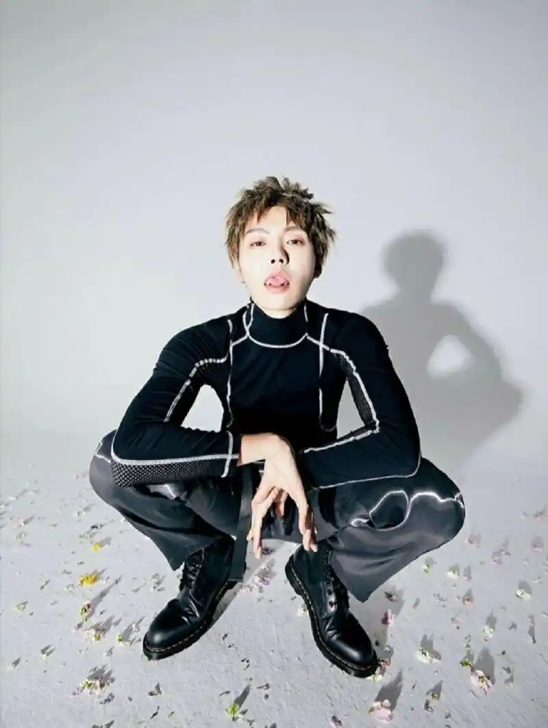 肖宇梁绝美壁纸    肖宇梁绝美壁纸第三十二弹,啊哈,今天是与平时风格