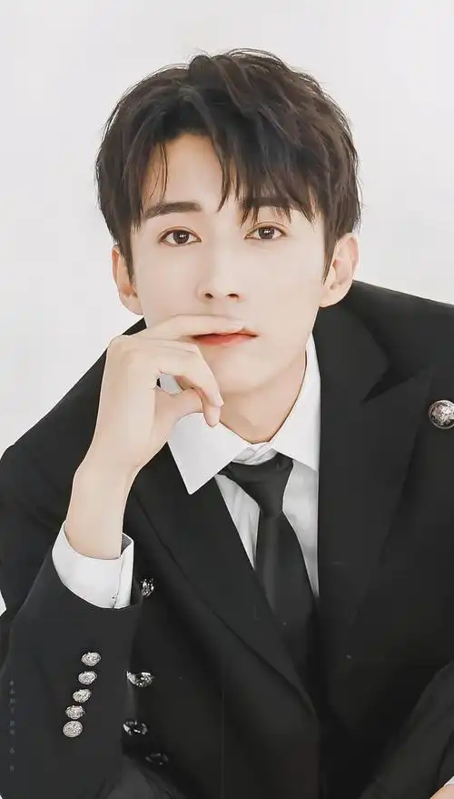 刘学义一个拍定妆照也在魅惑众生的奇男子