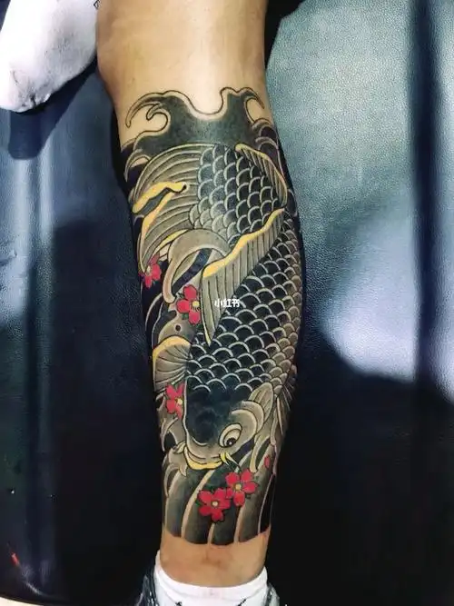 老传统包小腿纹身!日式鲤鱼,菊花纹身#小腿纹身  #鲤鱼纹身