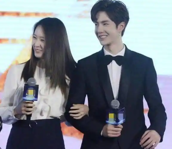 王一博跟女粉合照都保持距离,唯独准她"牵手",看清脸:真女神_哥哥