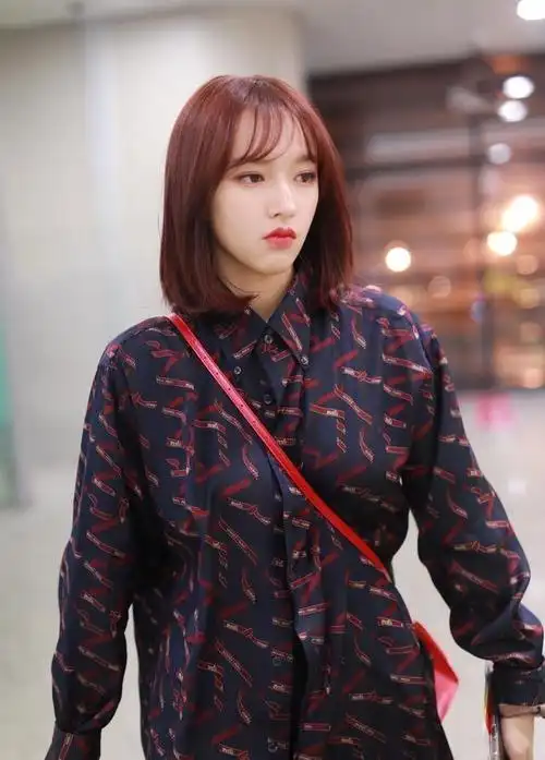 短发酷妹子程潇穿着衬衫走到机场,她的长腿依然吸引眼球