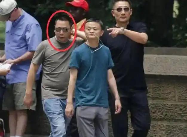 黄有龙父亲去世未现身起底赵薇的戏精老公