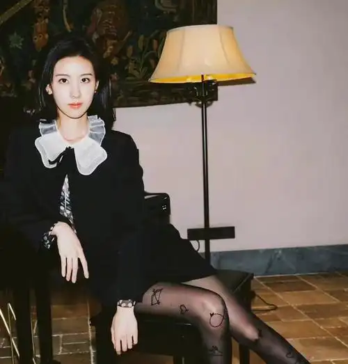 陈都灵的黑色高筒袜穿搭:可爱而不失成熟