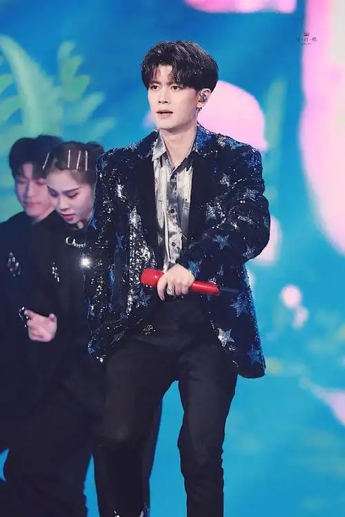 终于等到你~任嘉伦一身星光亮相2021东方卫视跨年盛典,新歌《see ya》