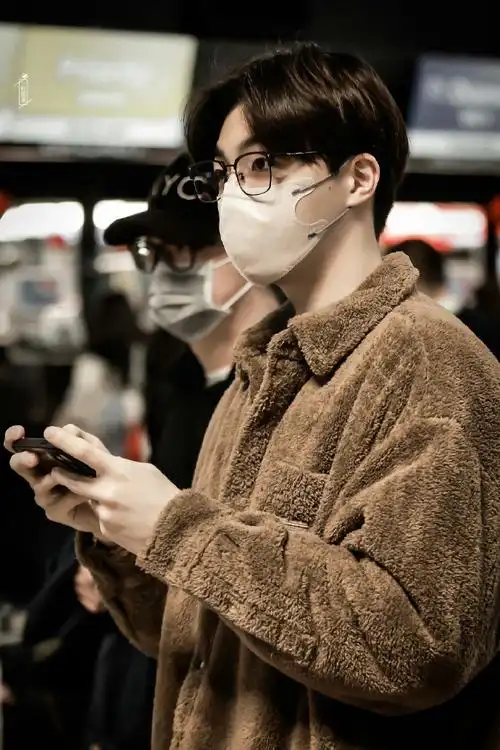 陈立农机场饭拍,棕色毛绒外套眼镜造型,帅气农农开工啦08#陈立农