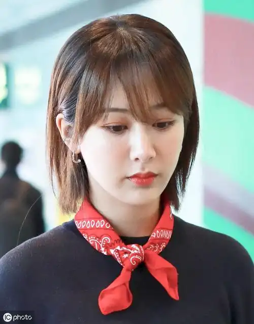 杨紫法式刘海感觉优雅与浪漫蓬松感觉很俏皮可爱