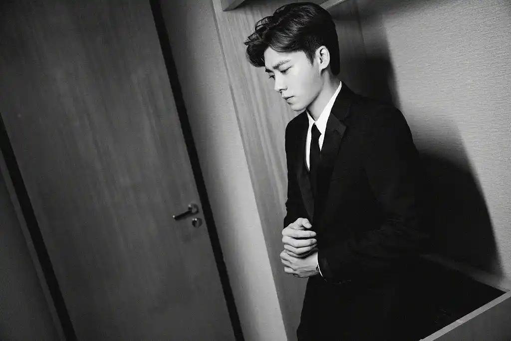 李易峰出席36届大众电影百花奖 西装造型拍写真颜值出众