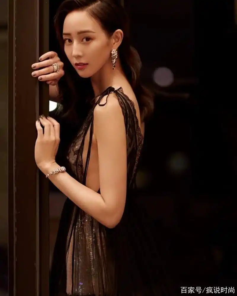 36岁张钧甯太疯狂!"真空"挑战深v露背裙,只靠2片蕾丝布遮羞