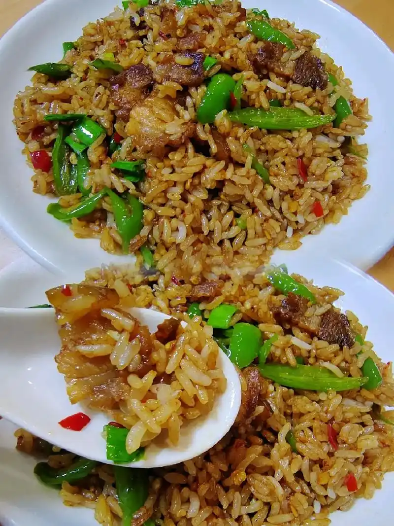 挑战100道好吃的炒饭不重样,第2道.98回锅肉炒饭真的香, - 抖音